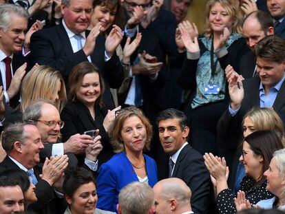 New Conservative Party leader and incoming prime minister Rishi Sunak (centre R) is greeted by colleagues as he arrives at Conservative Party Headquarters in central London, after having been announced as the winner of the Conservative Party leadership contest, on October 24, 2022. - Britain's next prime minister, former finance chief Rishi Sunak, inherits a UK economy that was headed for recession even before the recent turmoil triggered by Liz Truss. (Photo by Daniel LEAL / AFP)