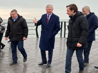 Ukrainian oligarch Rinat Akhmetov (center), with businessman Vadim Novinsky (right, foreground) strolling through Mariupol on February 16.