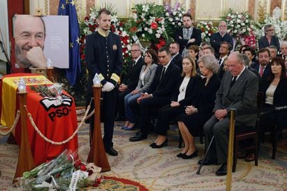 Spanish Prime Minister Pedro Sanchez (C) at a ceremony in memory of former Socialist Party leader Alfredo Perez Rubalcaba.