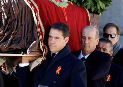 Francisco Franco's relatives carry his coffin out of the basilica.