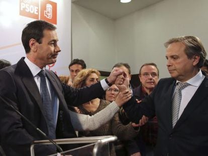 Tomás Gómez (l) is greeted at Wednesday’s press conference by the Socialists’ candidate for Madrid mayor, Antonio Miguel Carmona.