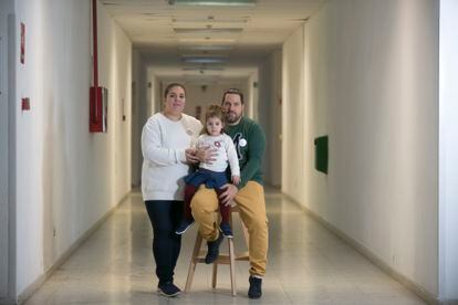 Silvia de Marcos and Miguel Ángel González pose with their daughter Daniela at the CRIS Cancer Foundation headquarters building.