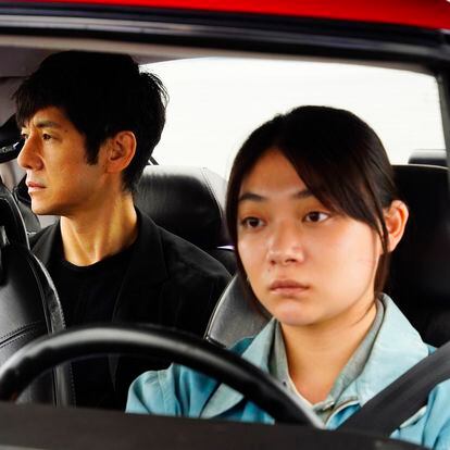 Esta foto publicada por Janos Films y vista lateral muestra a Hidetoshi Nishijima, a la izquierda, y Toko Miura en una escena de "conduciendo mi auto" (Janus Films y Sideshow vía AP)