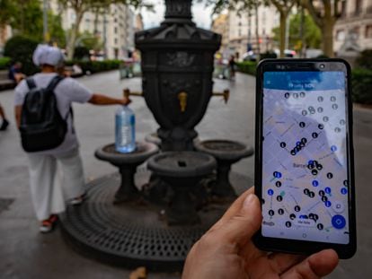 A user consults the map of public fountains in Barcelona on the municipal app this Friday.