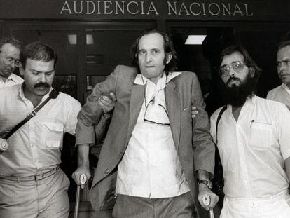 Antonio Cubillo leaving the High Court after a hearing in August 1985