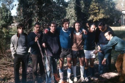 The founders of the team enjoy a barbecue in the summer of 1972. From left to right, Daniel Martinez Vigil, Numa Turcatti, Eduardo Ott, Alfredo Cibils, Juan Carlos Munyo, Raúl Zorrilla, Gonzalo Cadenas and Julio Zorrilla. Photo courtesy of Raúl Zorrilla.