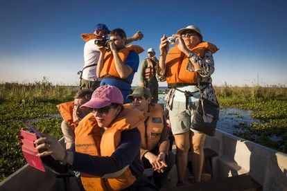 Tourists on the Iberá lagoon.