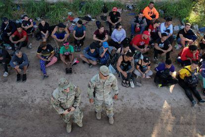 Migrants detained after crossing the Rio Grande in Eagle Pass (Texas), on September 29.