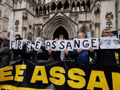 Activists gathered on Tuesday in front of the Royal Courts of Justice in London, calling for the freedom of Julian Assange.
