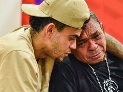 Liverpool soccer player Luis Diaz, left, reuniting with his father Luis Manuel Díaz, days after his father was released from his kidnappers, in Barranquilla, Colombia, Nov. 14, 2023.