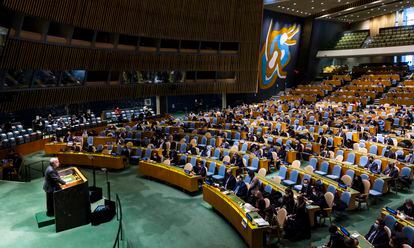 United Nations Secretary-General Antonio Guterres (l) addresses an emergency session of the United Nations General Assembly on Monday. 