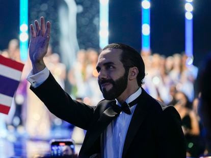 President Nayib Bukele greets the audience during the Miss Universe beauty pageant in San Salvador; November 18, 2023.