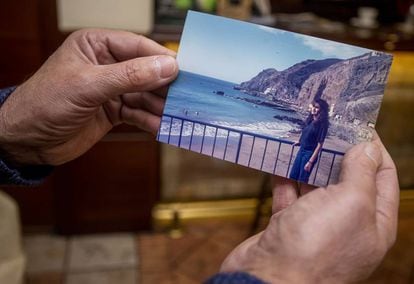 Alfonso Arnáiz shows a photo of his sister, Lourdes.