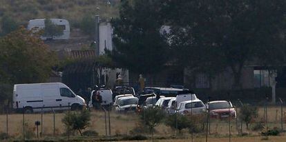Civil Guard vehicles surround the area where Juan Carlos Alfaro was hiding out.