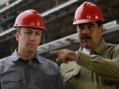 Venezuela’s former oil minister Tareck El Aissami (left) and President Nicolás Maduro during a 2018 tour of a baseball stadium under construction in Caracas.