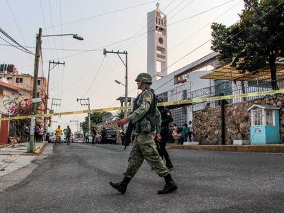 Soldiers and state police in front of the La Sagrada Familia church, in the city of Acapulco, in the State of Guerrero (Mexico).