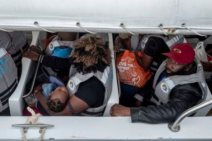 Haitian migrants board a boat in Necoclí.