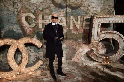 Karl Lagerfeld in one of the last Chanel shows he attended in life.