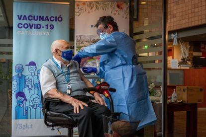 Rafael Perea, 94, is given the Covid-19 vaccine in Badalona (Barcelona).