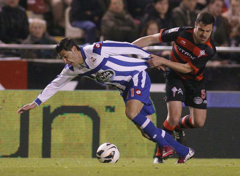 Deportivo forward Riki (l) is manhandled by Celta’s Andrés Túñez in a Liga game on May 15.
