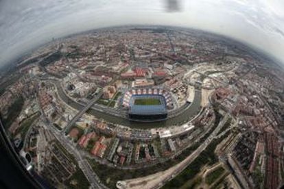 An aerial view of the Vicente Calderón stadium.