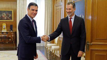 King Felipe VI greets Pedro Sánchez on Thursday.