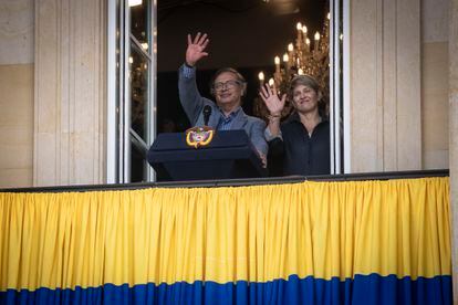 Colombian President Gustavo Petro with his wife Verónica Alcocer on the balcony of the presidential palace on Monday.