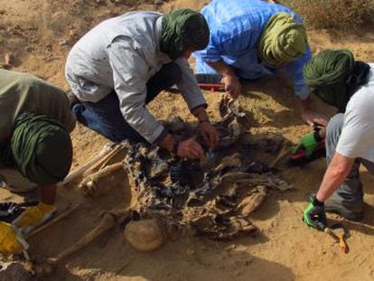 A team examines the remains of Sahrawis with Spanish nationality, who were killed by the Moroccan army.