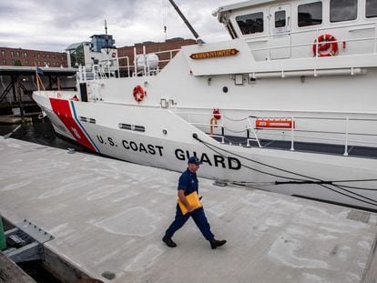 A member of the U.S. Coast Guard, this Tuesday at the base of the corps in Boston.