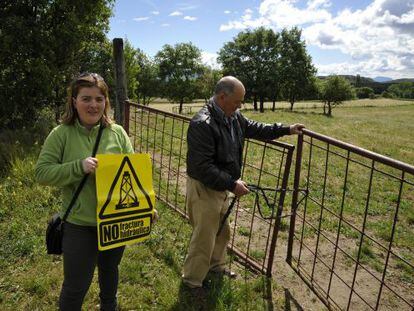 Janet Ortiz and her father on the land a fracking firm threatened to expropriate.