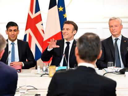 French President Emmanuel Macron, center, Britain's Prime Minister Rishi Sunak, left, and French Economy and Finance Minister Bruno Le Maire attend a summit at the Elysee Palace, on March, 10, 2023.