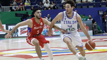 Alessandro Pajola of Italy (R) in action against Jordan Howard of Puerto Rico (L) during the FIBA Basketball World Cup 2023 second round match between Puerto Rico and Italy at the Araneta Coliseum in Manila, Philippines, 03 September 2023.