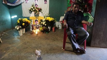 Ezequiel Mora, father of a trainee teacher whose remains have been identified, at his son's wake in Tecuanapa (Guerrero).