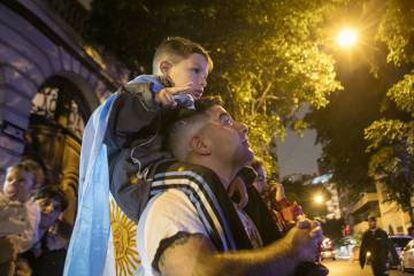 People waited all night, some with their children, outside Fernández de Kirchner's home.