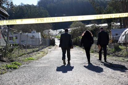 FBI agents at a farm that was the scene of a mass shooting in Half Moon Bay (California).