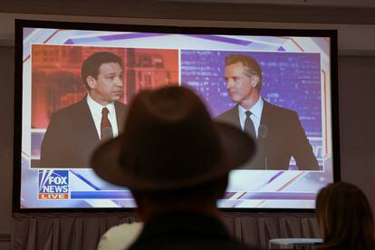 The debate between Ron DeSantis (left) and Gavin Newsom was broadcast Thursday in the press room set up for accredited media in Alpharetta (Georgia).