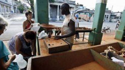 Cubans buying at a poorly stocked market in Playa de La Habana.