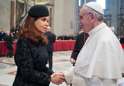 Cristina Fernández de Kirchner greeting Pope Francis at a mass in the Vatican.