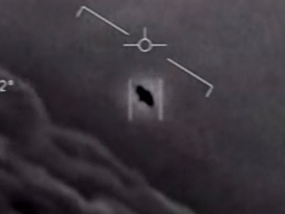 An image from a video recorded by U.S. Navy pilots, declassified in April 2020 by the Department of Defense. In the photo, an “unidentified aerial phenomenon” can be seen.