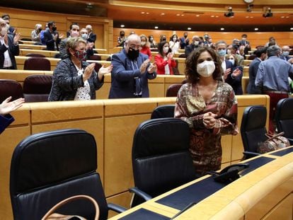 Finance Minister María Jesús Montero (r) is applauded during the Senate session that saw Spain's 2021 budget approved.