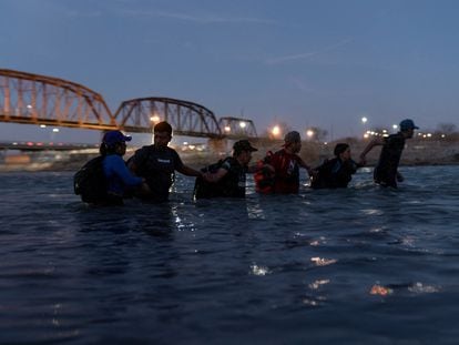 A group of migrants crosses the Rio Grande to enter the United States through Eagle Pass (Texas), on February 24.
