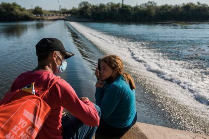 Una pareja cubana se prepara para cruzar el Río Grande en Ciudad Acuña, México.