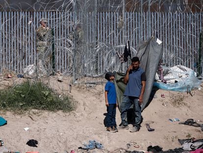 Migrants in front of the border wall in Ciudad Juárez, on October 5, 2023.
