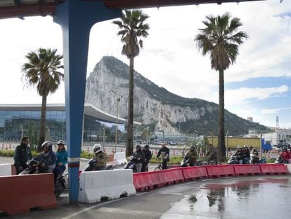 The Civil Guard carries out searches of motorcyclists on the Gibraltar border.
