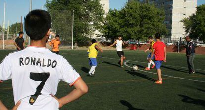 Students at the 'Orcasur sin Fronteras' academy during soccer practice.