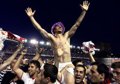 Rayo Vallecano player Francisco Medina celebrates with fans the club&#039;s survival after beating Granada.