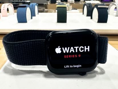 A series 9 Apple Watch is on display at Best Buy in Austin, Texas, USA, 18 December 2023.