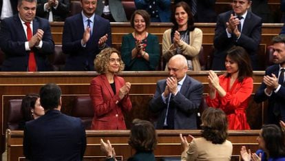 Re-elected speaker in Congress, Meritxell Batet (c), is applauded by colleagues on Tuesday.