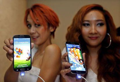 Models show off the Samsung Galaxy S4 at its launch in Yangon.