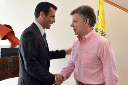 A photograph handed out by the Colombian presidency of the meeting between Juan Manuel Santos (r) and Henrique Capriles. 